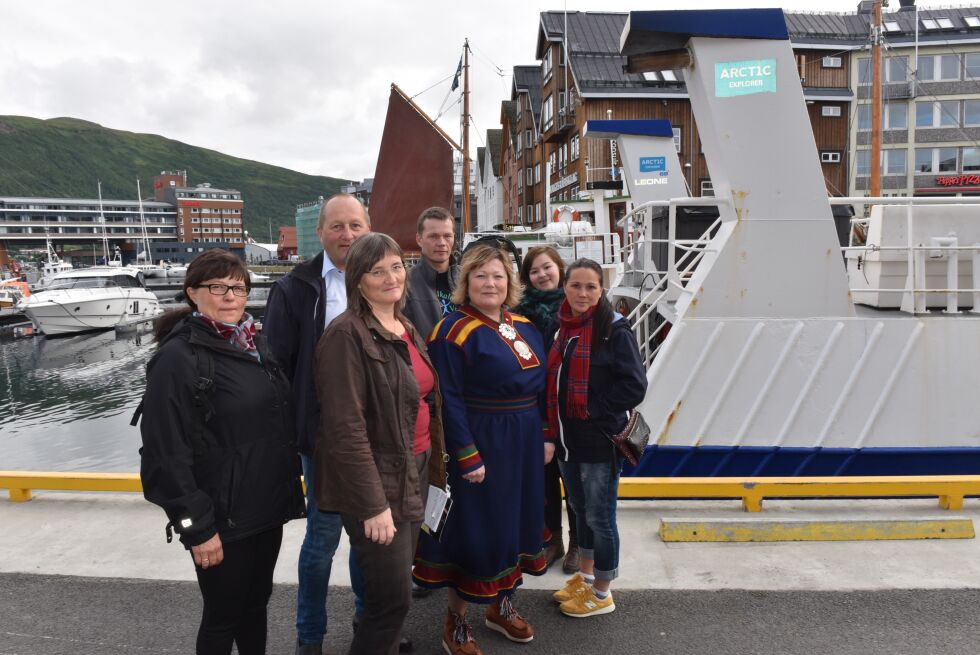 Barit Marie Eira, Arthur Tørfoss, Toril Bakken Kåven, Lasse Lyngmo, Cecilie Hansen, Nora ollila og Ellinor Jåma represnterer småpartier fra hele norsk Sápmi. De er svært kritiske til opplegget rundt valgarrangementet i Tromsø i dag.
 Foto: Lars Birger Persen