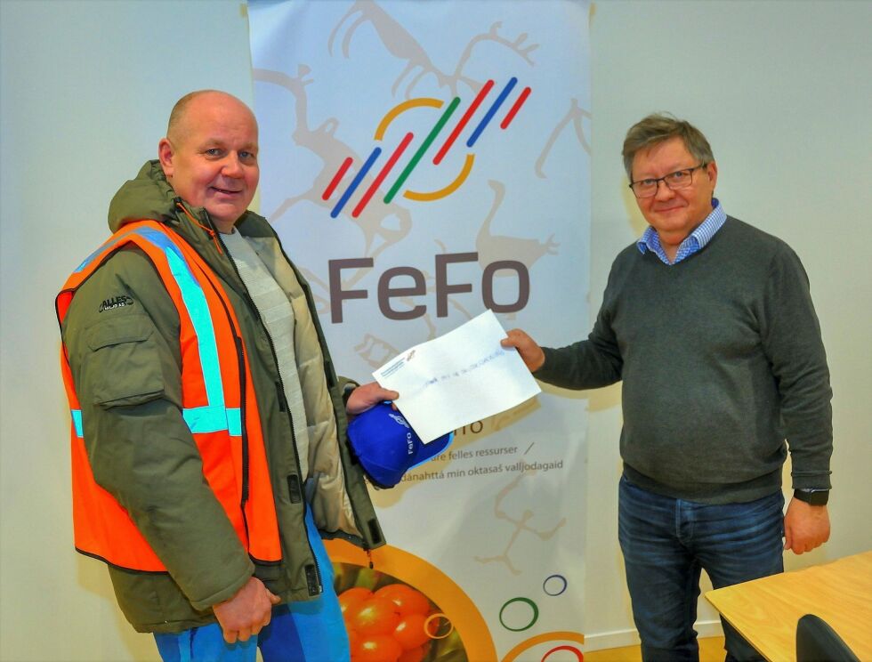 Ståle Henriksen fra Tana ATV- og skuterforening og FeFo-direktør Jan Olli. Pengene er gitt gjennom støtteordningen Giisá.
 Foto: Jan Henrik Hætta/FeFo