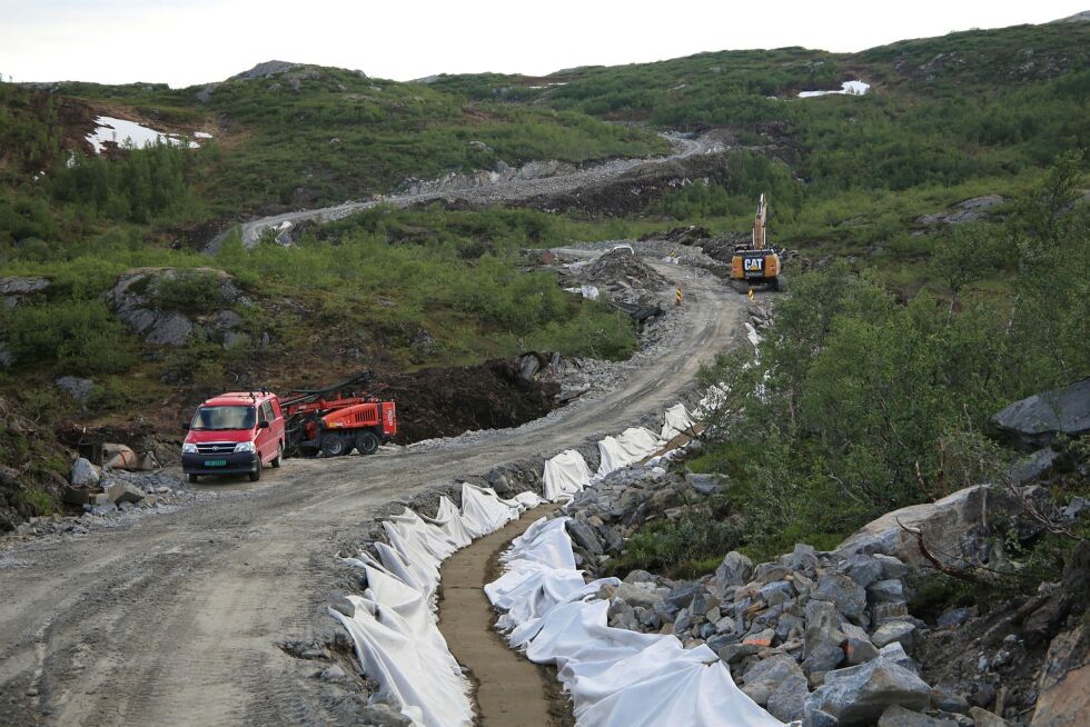 Gravemaskinene eter seg innover i fjellet mens motstanden vokser.
 Foto: Trond Erik Vollen