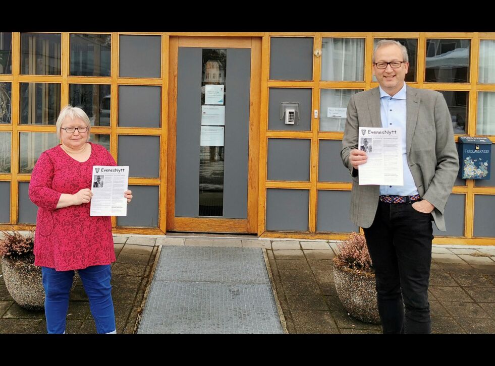 Internett når ikke alle. Nå er EvenesNytt corona spesial nummer 2 i postkassene, forteller ordfører Terje Bartholsen og kultur- og folkehelsekoordinator Unn Kristin Laberg. Foto: Evenes kommune