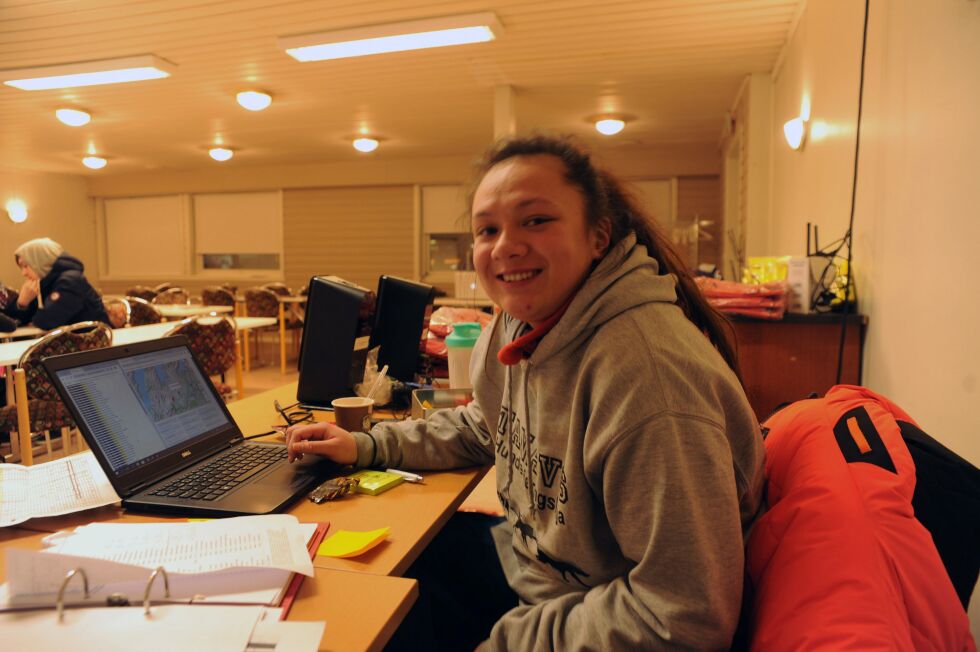 Ida Røyseth holder styr på informasjonen i sekretariatet. Som tredjeårselev ved Tana videregående skoles hundekjørerlinje, er hun med på å sørge for at sjekkpunkt Tana blir best mulig.
 Foto: Birgitte Wisur Olsen