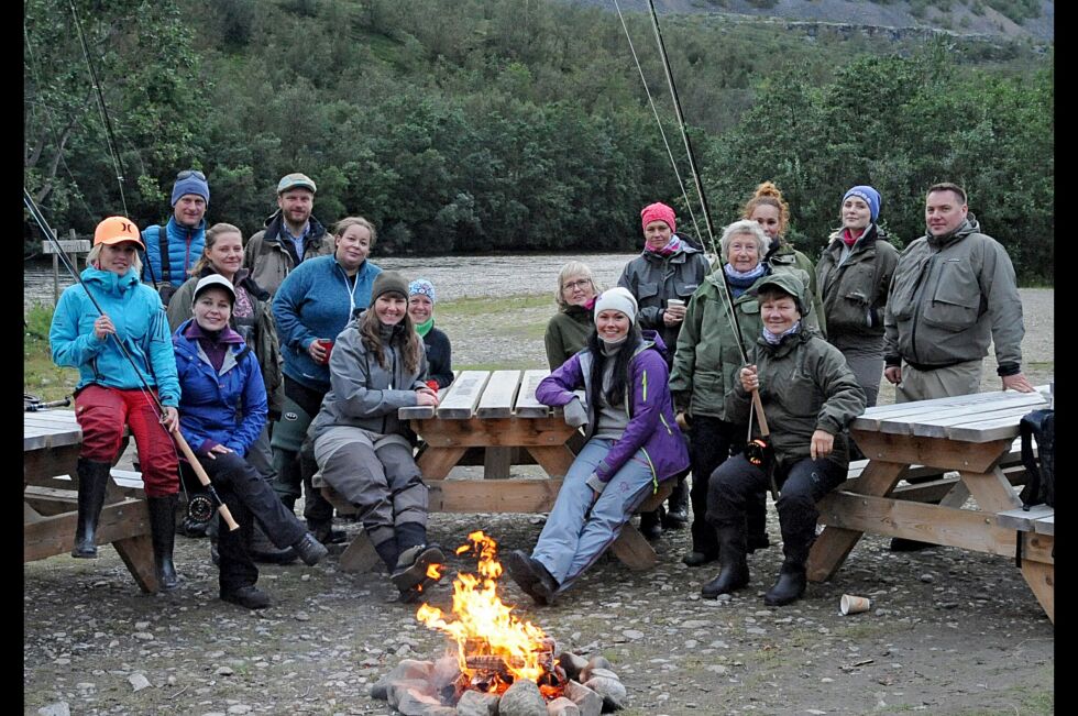 Glade lakseinteresserte fikk prøvd fiskelykken fredagskveld.
 Foto: Hannah Persen