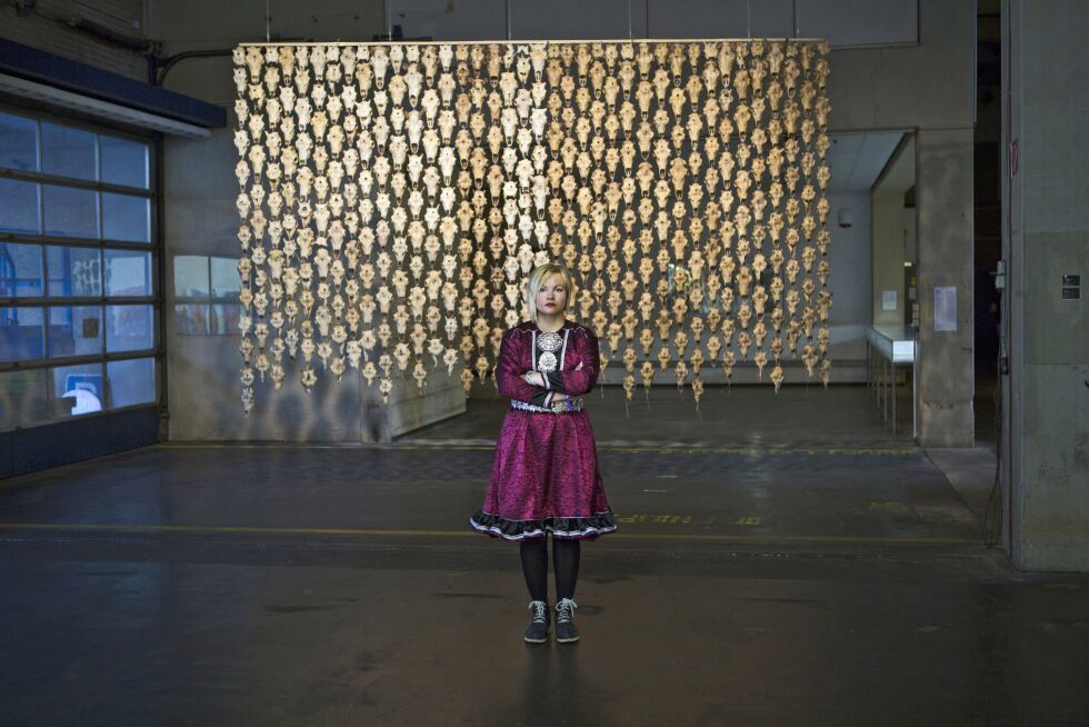 Máret Ánne Sara når et stadig større publikum med sin politiske kunst. Nå vil også Nasjonalmuseet stille ut.
 Foto: Matti Aikio