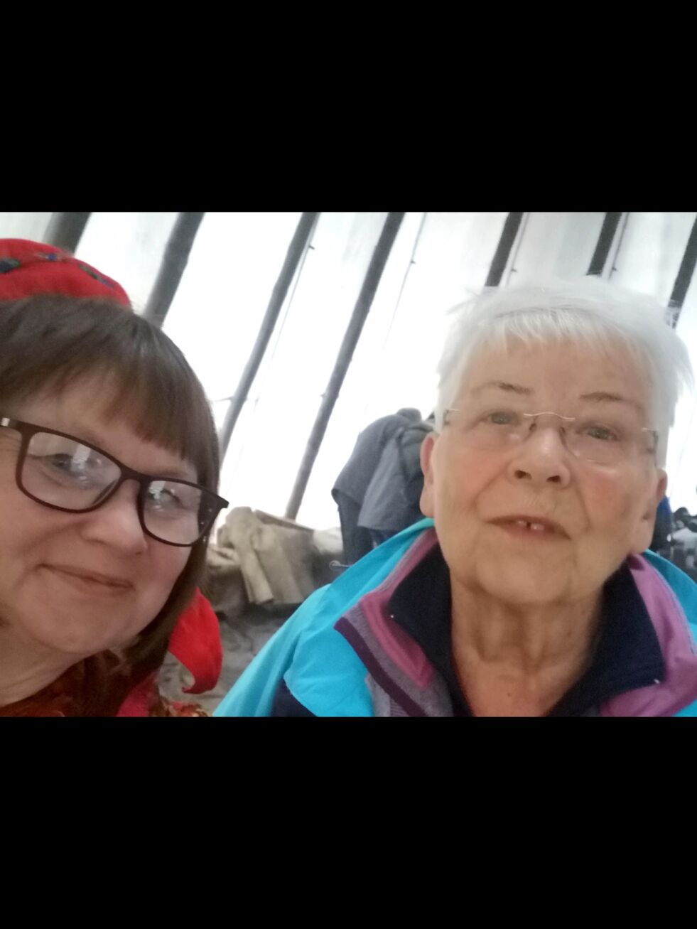 Ellinor Guttom Utsi og Gudrun Ruth møttes da sistnevnte besøkte Davvi Siida.
 Foto: Privat