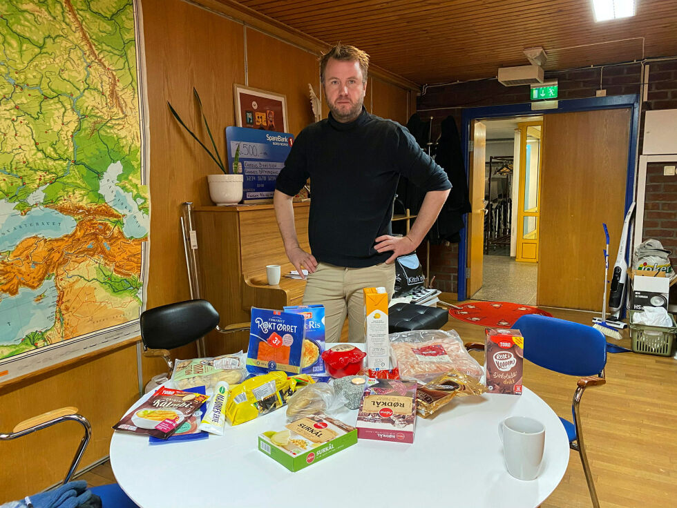 Daglig leder Torbjørn Brox Webber hos Kirkens Bymisjon i Kirkenes, viser her innholdet i en pose de deler ut førjulstiden. For muslimer byttes ribba ut med eksempelvis kalkun. I år vil de dele ut flere ganger så mange slike poser enn i fjor.
 Foto: Hallgeir Henriksen