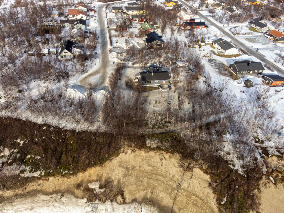 Like ved raskanten er det en populær tursti, og flere er bekymret for at turgåere skal falle ut i Lakselva. I følge beboerne har det dannet seg en dyp kulp i elva nedenfor stupet.
 Foto: Arctic Drone & Photography