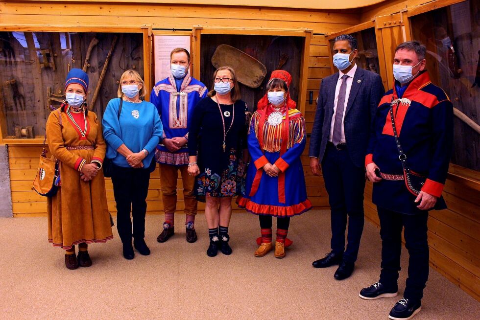 Kulturminister Abid Raja på besøk på museet De Samiske Samlinger i Karasjok i juni.
 Foto: Elise Embla Scheele