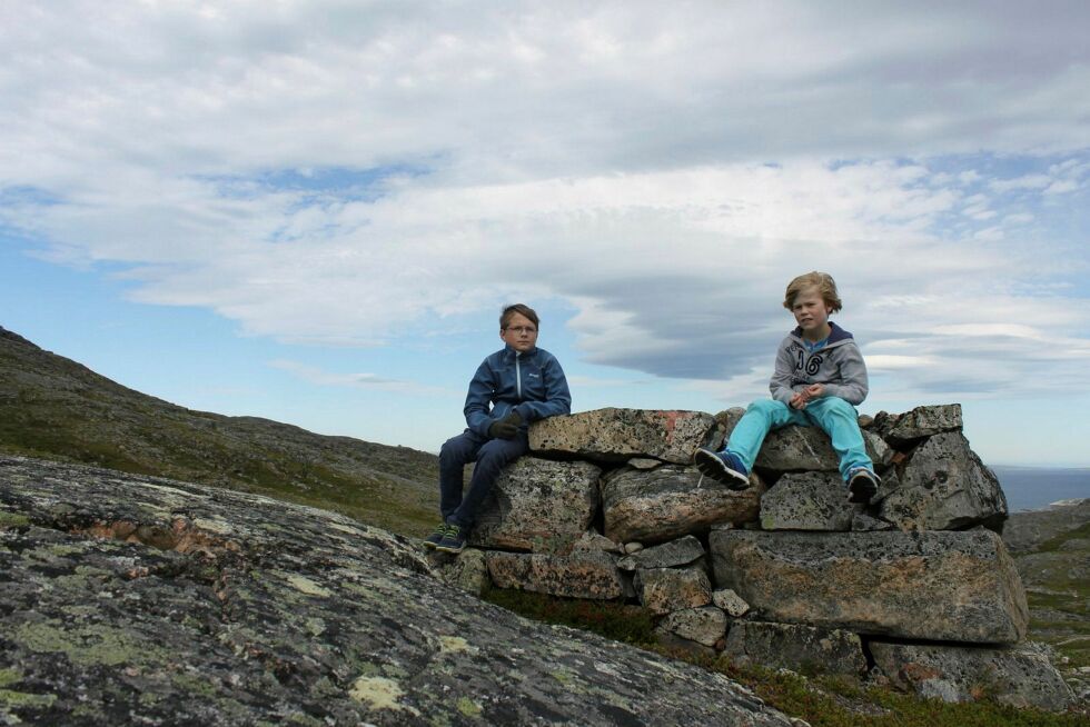 De bort­imot 90 år gam­le stol­pe­fun­da­men­te­ne står fort­satt. Som mo­nu­men­ter over en svun­nen tid. Gutt­ene på bil­det er voks­ne i dag, søs­ken­bar­na Emil L.Z Arntzen og Ja­son G. Ward jr.