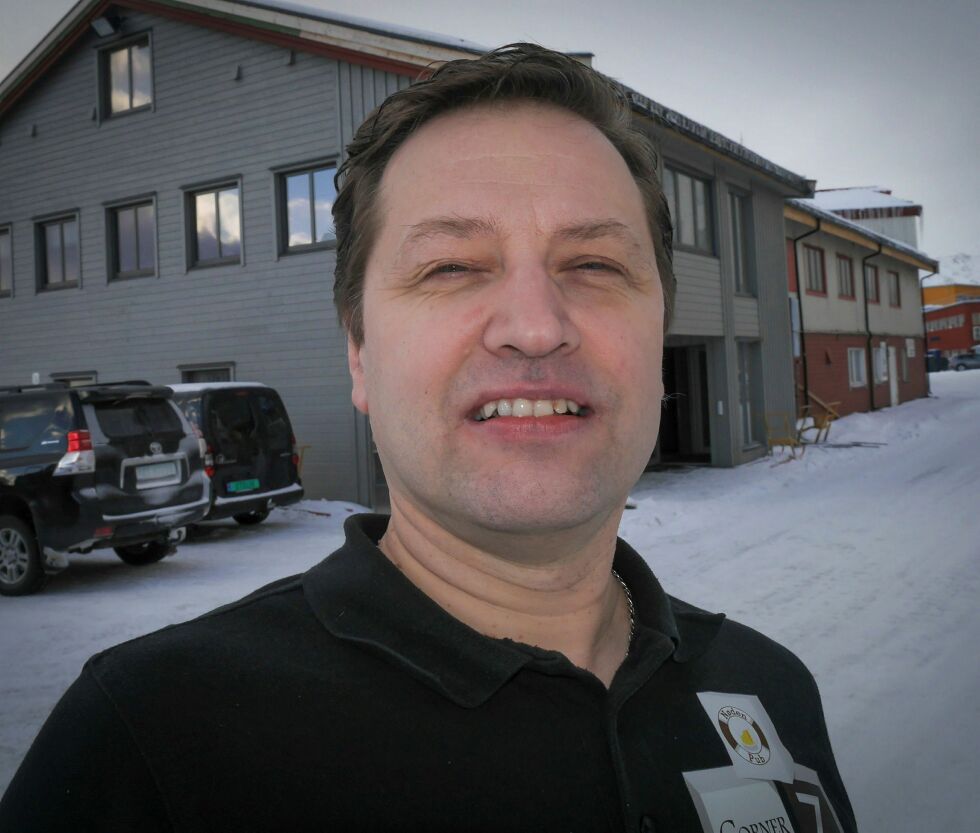 Dag­lig le­der for Ute­liv i Nord­kapp AS, Odd-Arne Nil­sen, sier seg så langt for­nøyd med kun­de­ut­vik­lin­gen på Cor­ner Spi­se­ri; et­ter at man åp­net igjen i mai. Han med­gir imid­ler­tid at det hers­ker stor usik­ker­het om tid­en som nå kom­mer. Arkivfoto: Geir Jo­han­sen