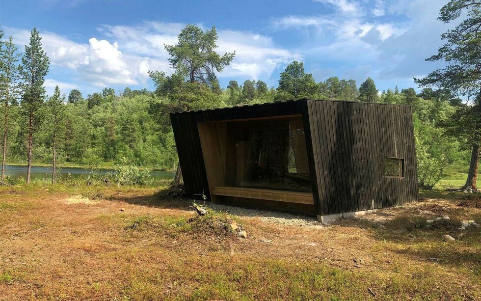 Tak­ket være Finn­mark friluftsråd har tur­gå­e­re i alle ald­re fått et nytt til­bud. Den mo­der­ne hyt­ta lig­ger idyl­lisk plas­sert ved Givdovárája.
 Foto: Karasjok kommune