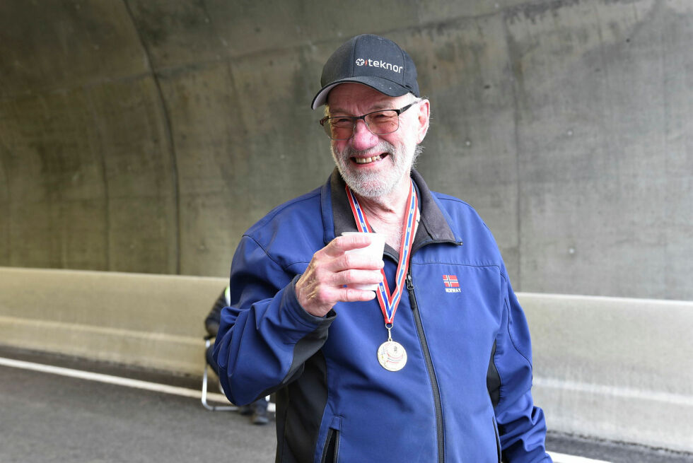 Ingar Kristoffersen fra Seljenes med medalje og saft etter gjennomført tunnelmarsj.
 Foto: Irene Andersen