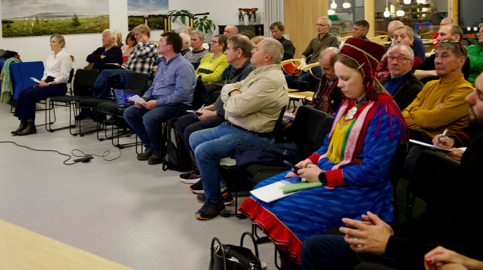Sandra Márjá West var Sametingets representant på Klima- og miljødepartementets åpne møte i Karasjok. Hun satt for det meste på tilhørerbenken, men tok ordet da publikum fikk anledning til det. Til høyre for henne sitter Asbjørn Guttorm, Benn Larsen (midlertidig konstituert som TF direktør/daglig leder) og Rune Aslaksen (nestleder i Tanavassdragets fiskeforvaltning). Helt ytterst til venstre kommunikasjonssjef i KLD, Martine Røiseland.
Foto: Yvette M Stornes