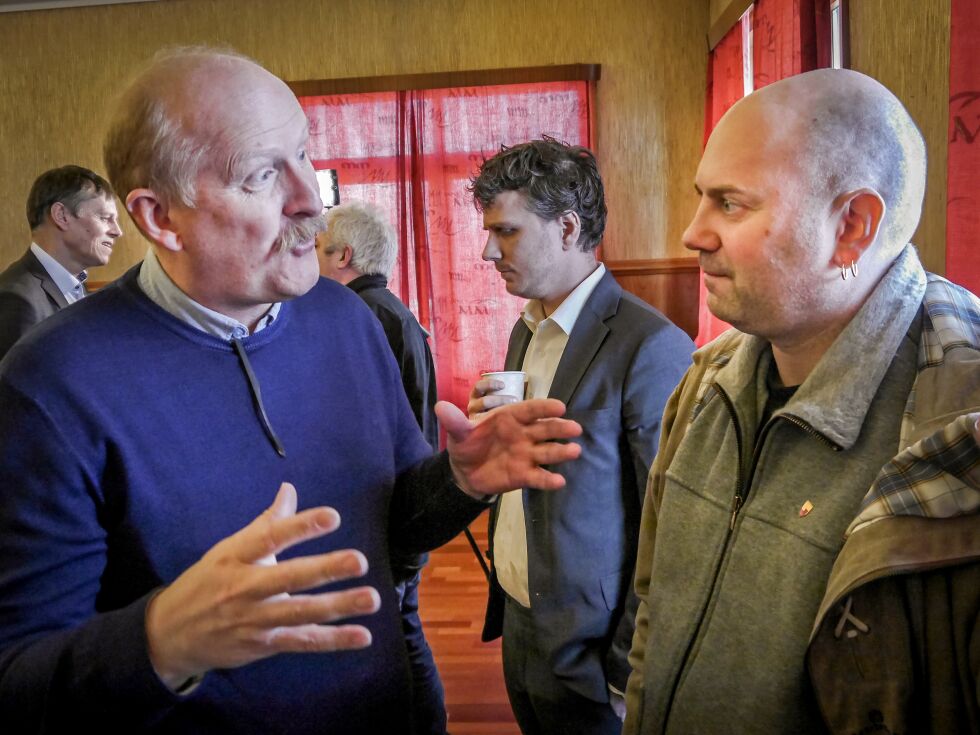 Etter møtet i Honningsvåg sist fredag oppsto det diskusjon om informasjonen Statoil hadde kommet med. På bildet ses til venstre informasjonsdirektør i Statoil, Sverre Kojedal, samt Venstre-politiker Hugo Salamonsen i Nordkapp. Bak til venstre står prosjektleder for Castberg-offshore, Knut Gjertsen.
 Foto: Geir Johansen