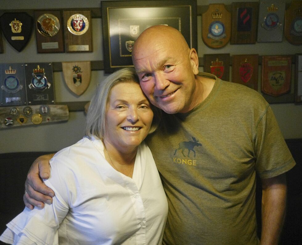 I kjelleren i huset sitt i Skarsvåg har Lill-Karin og Espen innredet en bar, som de kaller «Bunker bar». Her har de hengte opp noen av utmerkelsene de har fått gjennom et langt liv i Forsvaret. Foto: Geir Johansen