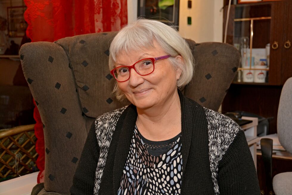 Anne Olli, i godstolen i TV-stua hjemme i Niitonjárga i Karasjok. Den milde og behagelige kvinnen med det hvite håret har lagt 30 år i mediebransjen bak seg, og startet 2018 som pensjonist. – Jeg skulle ønske alle fikk oppleve en slik arbeidsplass som det jeg har hatt, sier Anne om NRK Sápmi.
Foto: Kristin Marie Ericsson
