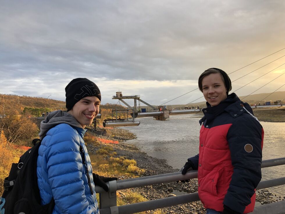 Har­ald Mag­nus Persen og Kri­sti­an Ta­pio føl­ger med på frem­drif­ten på Nye Tana bru der det siste ele­men­tet ble skjø­vet på plass tirs­dag.
 Foto: Birgitte Wisur Olsen