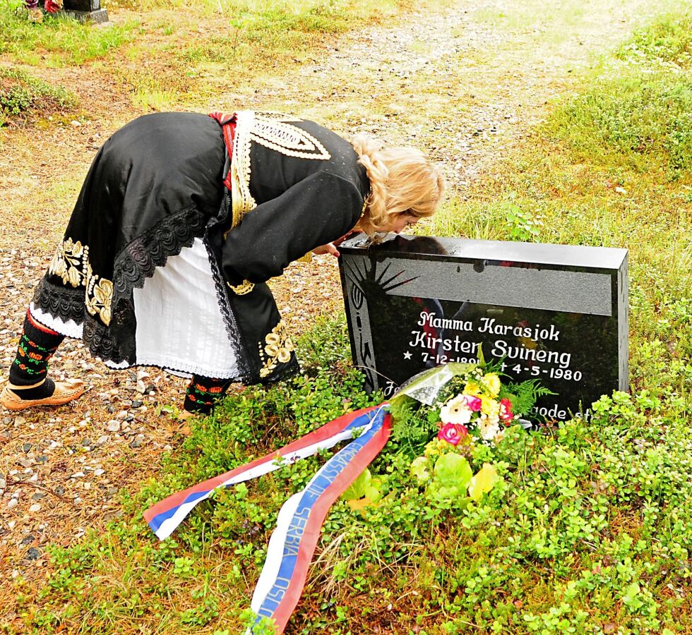 Serbias ambassadør til Norge, Suzana Bošković-Prodanović, kysser Kirsten «Mamma Karasjok» Svinengs gravstein på serbisk vis.
 Foto: Stein Torger Svala