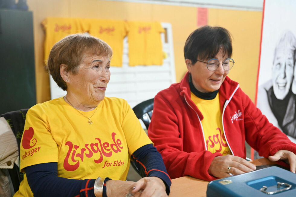 Eva Johansen og Evy Einarsen inviterer snart til eldrepub i Lakselv.
 Foto: Irmelin Klemeten