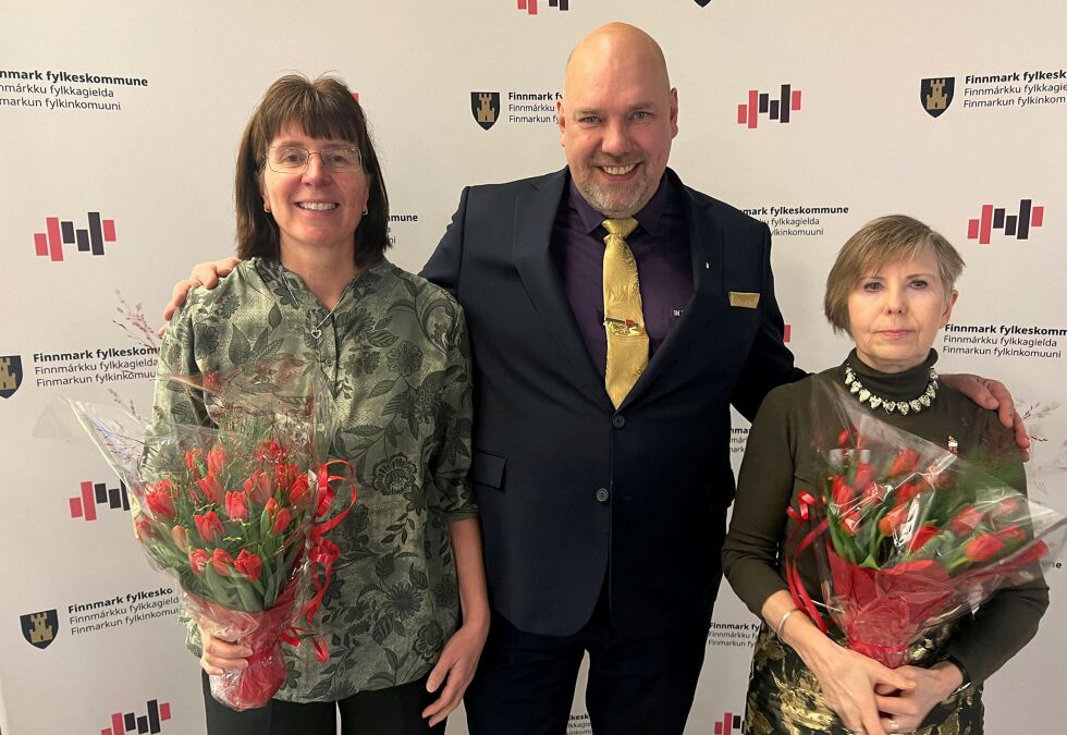 Fylkesordfører Hans-Jacob Bønå delte ut gavekort og blomster til Gro Wickstrøm (til venstre) og Tanja Breivik etter at de begge har bak seg 25 års tjeneste i fylkeskommunen.
 Foto: Trond Magne Henriksen
