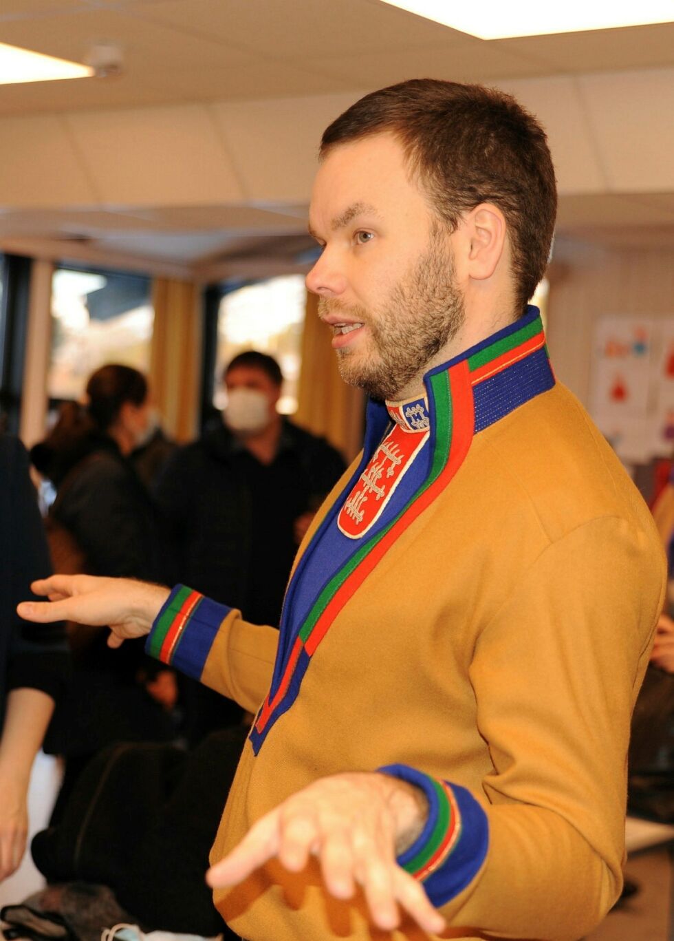 Arbei­det med FNs ti­år for urfolks­språk er i gang, både i Same­ting­et og Kom­mu­nal- og dis­trikts­depar­te­men­tet. Rådsmedlem Mikkel Eskil Mik­kel­sen (NSR) har an­svar for språk og opp­lær­ing på Same­ting­et. Foto: Rita Heit­mann.