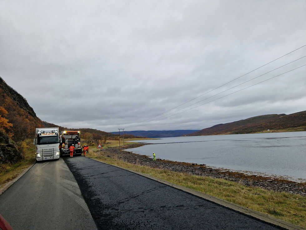 Onsdag var PEAB i full drift med asfalteringa i Vestertana og i løpet av kvelden var de ferdig.
 Foto: Tom Hardy