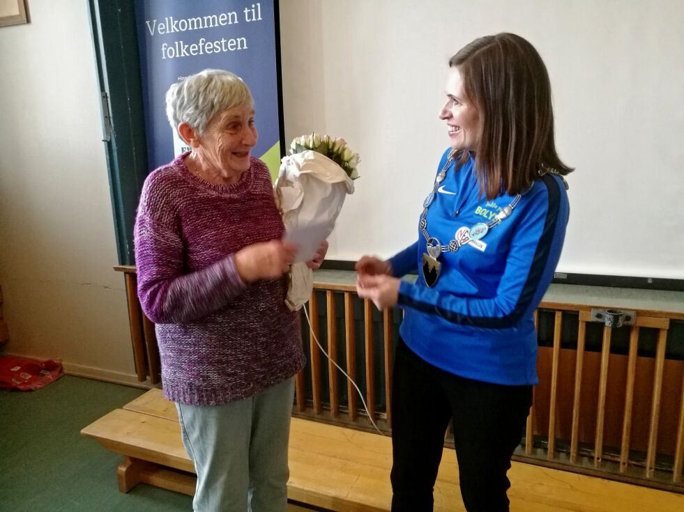 Marit Myhre var både rørt og glad da hun fikk overrakt blomster og sjekk fra ordfører Stine Akselsen på Lebeseby bygdetun.
 Foto: Erik Brenli