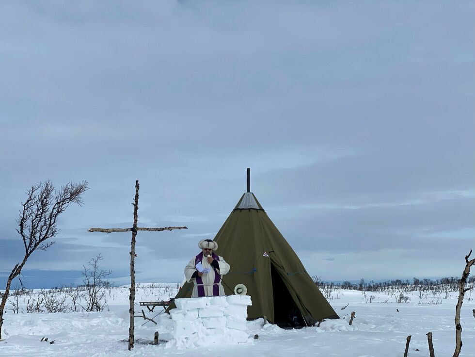 Sogneprest János Kona er selv ivrig friluftsmann og var fornøyd med oppslutninga under påskegudstjenesten på Hánnojávrrit/Hannovann i Tana.
 Foto: Annamaria Sepsi