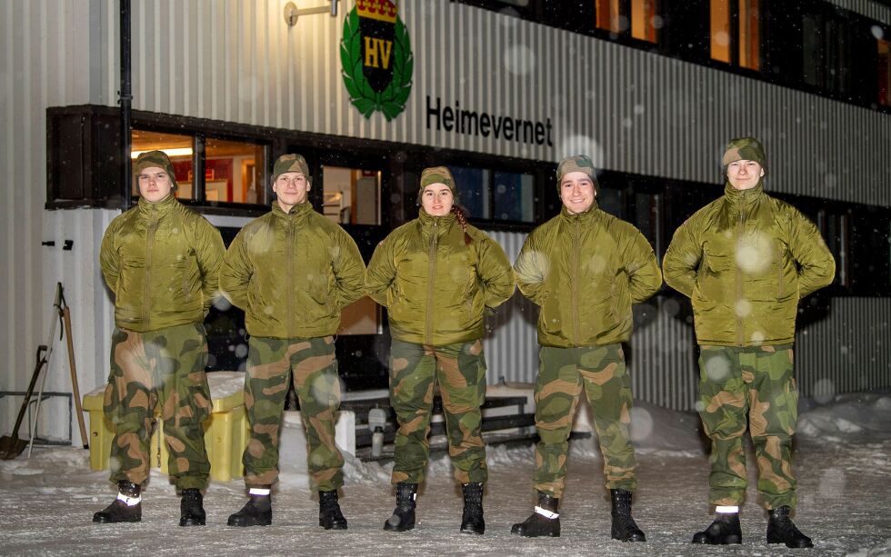 Hans-William Amundsen Hansrud (fra venstre), Andreas Sandslett Langseth, Kamilla Olsen Kristiansen, Ole Matias Sørnes og Jim Ånet Røe har startet på sin førstegangstjeneste på Porsangmoen.
 Foto: Cecilie Bergan Stuedal