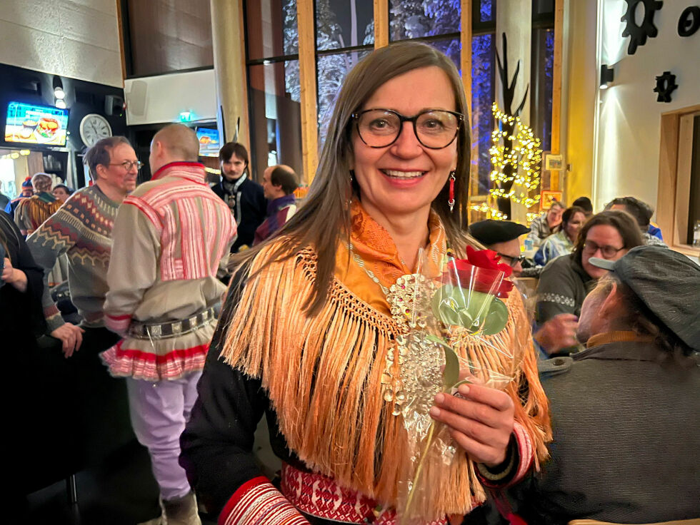 Filmskaperen Sara Margrethe Oskal er overveldet av mottakelsen på Skábmagovat filmfestival 2024. Etter filmvisningen fikk hun en masse positive tilbakemeldinger også fra flere utenlandske seere.
 Foto: Åsa Márgget Anti