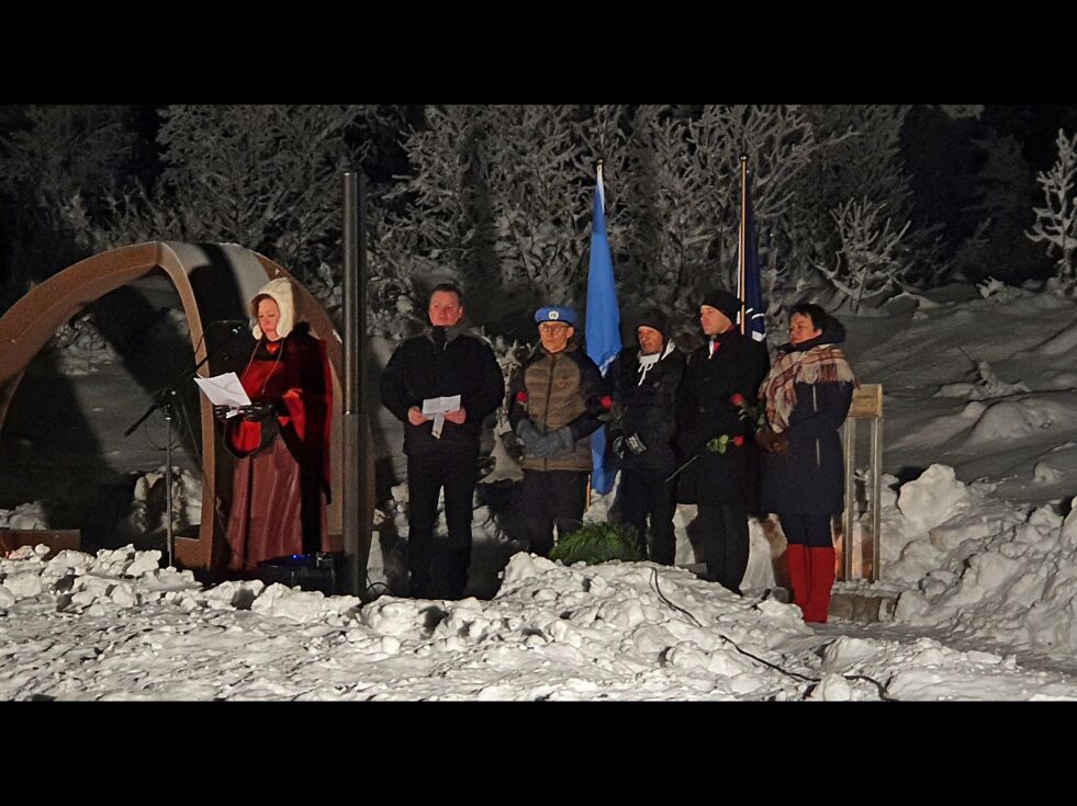 Tanas ordfører Helga Pedersen holder tale på markeringen ved krigsminnemonumentet, som ble avduket i 2014, ved Rustefjelbma kirke. Videre fra venstre, stortingsrepresentant Runar Sjåstad, FN-veteran Ragnvald Wilgsård, Tana, FN-veteran Trond Stensgård, Tana, plenumsleder Tom Sottinen, Sametinget og fylkesordfører Ragnhild Vassvik.
 Foto: Tom Hardy