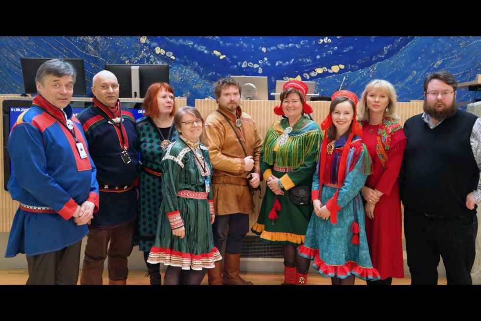 Partiene gikk sammen. Fra venstre Anders Somby jr. (Flyttsamelista), Kåre Olli (AP), Ann-Elise Finbog (Samefolkets parti), Gunn Anita Jacobsen (NSR), Beaska Niillas (NSR), Elisabeth Erke (uavh.), Inger Eline Eriksen Fjellgren (Árja), Kjellrun Wilhelmsen (Nordkalottfolket) og Jovna Zakarias Dunfjell (Åarjel-Saemiej Gïelh).
Foto: NSR