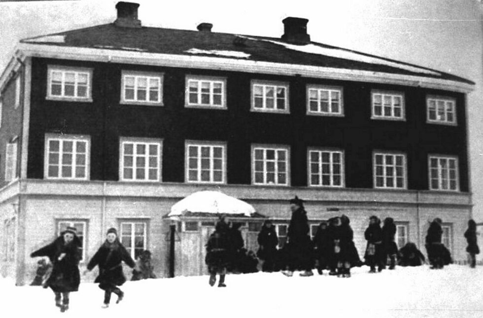 Kautokeino statsinternat ble tatt i bruk høsten 1908. Internatet ble utvidet med underetasje i 1932.
 Foto: Elisabeth Meyer.
