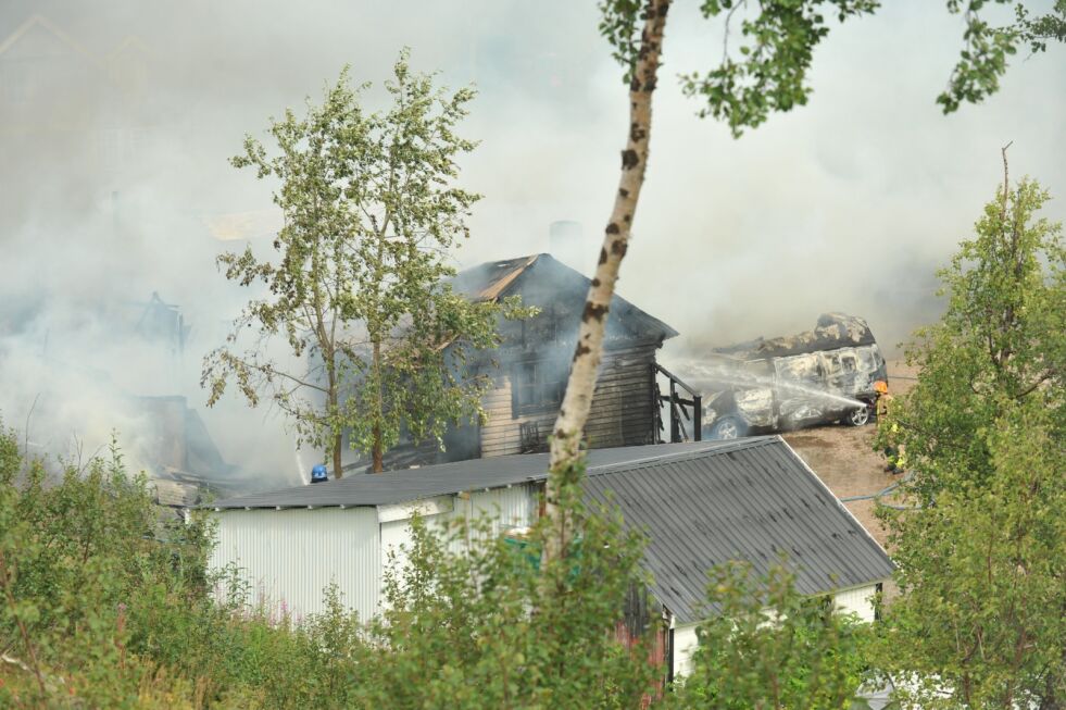Fjøset på tomten til Eva-Britt Birkenes brant helt ned til grunnen onsdag formiddag.
 Foto: Erik Brenli