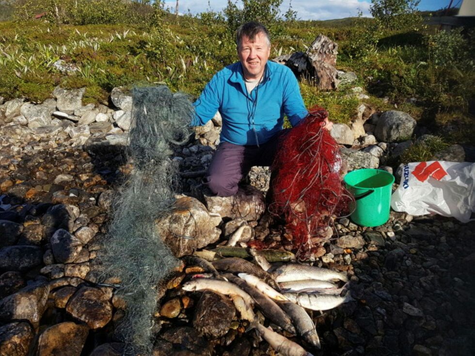 Fiskeoppsyn Trond Eriksen reagerer sterkt på det ulovlige garnfisket i Kjæsvannet. Foto: Veidnes fiskeforening