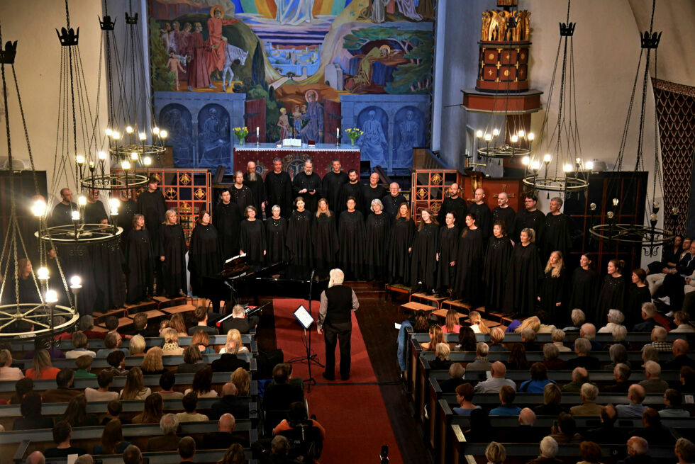 Koret SKRUK under jubileumskonserten i Volda kirke.
 Foto: Arne Ola Grimstad