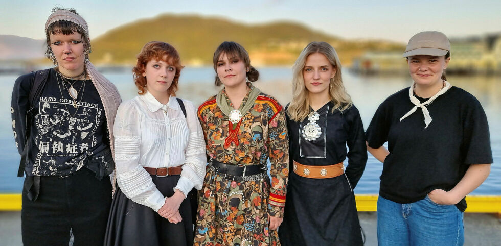 Riot Gáhpagat: Visions Ellen Nyström, gitarist og vokalist Ida Sælen Holtås, bassist og vokalist Laura Rantatalo Suikki, vokalist og keys Ellinor Skartland og trommis Mie Bergh.
 Foto: Steinar Solas