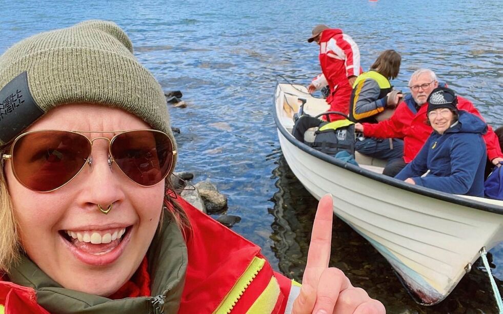 Kunstner og formidler Siri Mari Vitalis Larsen sammen med kurator Gry Fors Spein og kunstner Mathis Nango. De reiste ut med båt i jakten på kråkesølvet.
 Foto: Siri Mari Vitalis Larsen