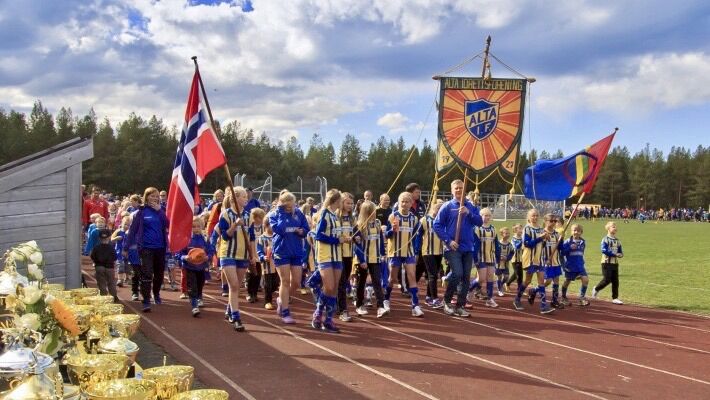 Når alle kampene er ferdig for de yngste, stiller lagene opp på løpebanen på Alta Idrettspark for parade rundt den store gressbanen. Spillerne får  medaljer og takk for innsatsen under årets turnering.
 Foto: Alta IF