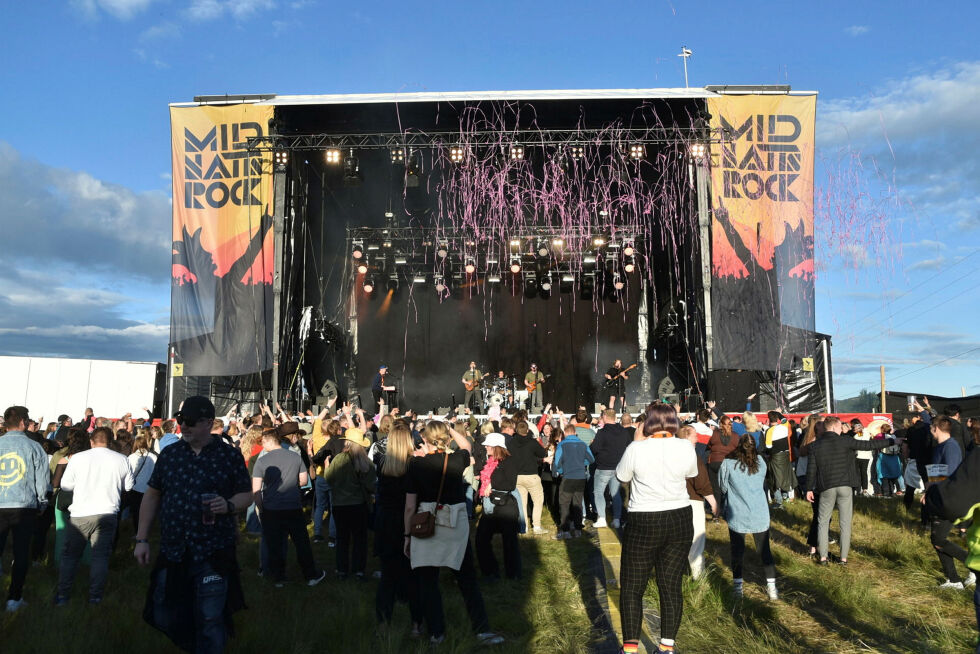 Da Rolffa sto på scenen gikk det plutselig av konfettikanoner.
 Foto: Lova Vassli Hilanmo