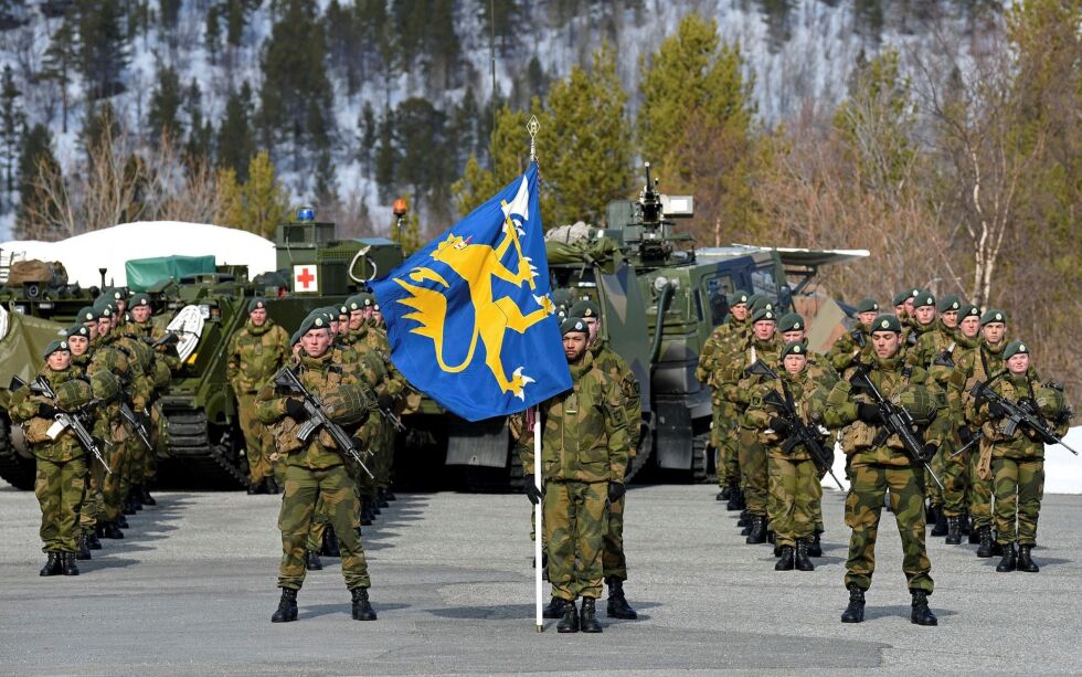 Onsdag ble det markert at avdelinga som tidligere ble kalt Kavalerieskadron 2 nå er overført til Finnmark landforsvar, og at nye Porsanger bataljon har fått ny bataljonssjef. Foto: Marius Thorsen