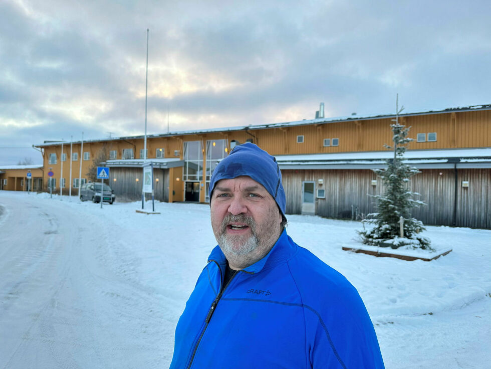 Helge Stærk (FrP) mener der er råflott og altfor dyrt med tre skoler på godt under ei mil.
– Vi må tørre å snakke om å vurdere å legge ned på Hesseng grunnet vår elendige økonomi.
Foto: Hallgeir Henriksen