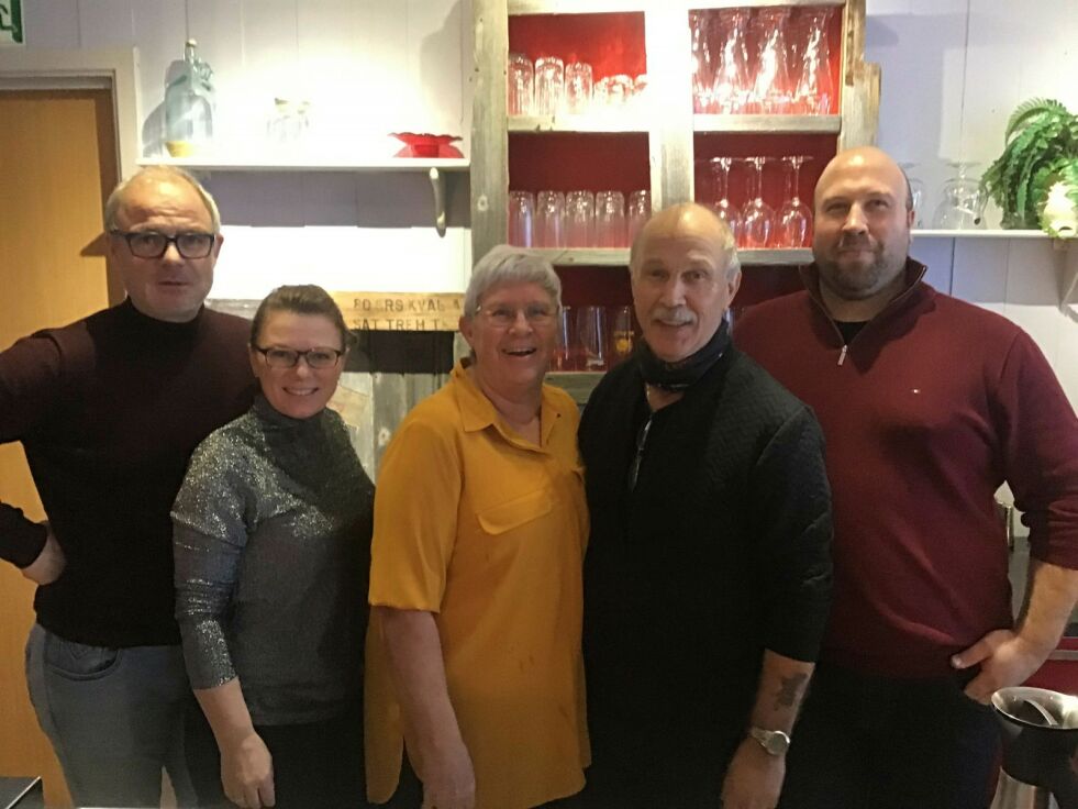 Jørn Eirik Stenersen (51), Catharina Stenersen (48), Judith Oddny Hansen (65), Jan Rudolf Hansen (64) og Kim Are Hansen (36) lager flerbrukshus i retrostil. Den sjette personen på laget, Guro Hansen (37), var ikke til stede da bildet ble tatt. Alle foto: JAN TORE LARSJORD
