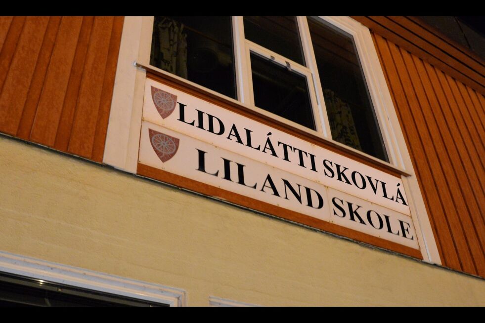 Samisk navn på Liland skole er et av forslagene som nå ligger i Evenes kommune. Idag er skiltet på administrasjonsbygget norskspråklig, men det kan bli utvidet til tospråklig skilt, slik som Ságat har illustrerer.
 Foto: OG MONTASJE: Steinar Solaas