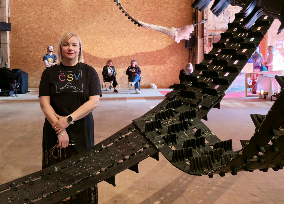 Årets festivalkunstner Máret Ánne Sara, oppvokst i Kautokeino, stiller ut sneskuterbelter montert fra tak til gulv i Støperiet. Svevende objekter av metall, skinn, gress og kvister preger utstillingen.
 Foto: Yngve Beddari