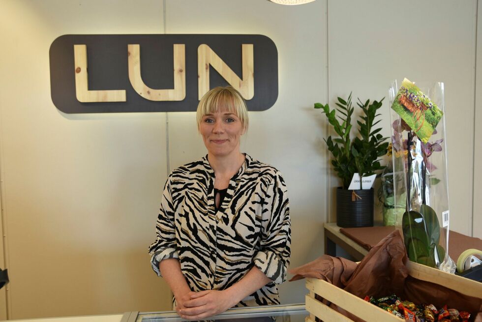 Butikkeier Tina Johansen forklarer at butikknavnet er en refleksjon av hennes egen bakgrunn og identitet. Alle foto: Kine Jeanette Finstad
Foto: Kine Jeanette Finstad