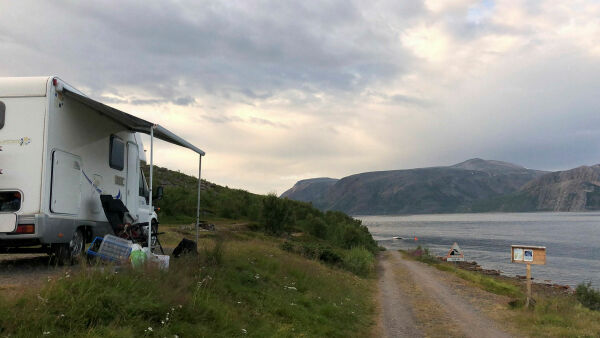 Turisttrøkk på smal og dårlig vei