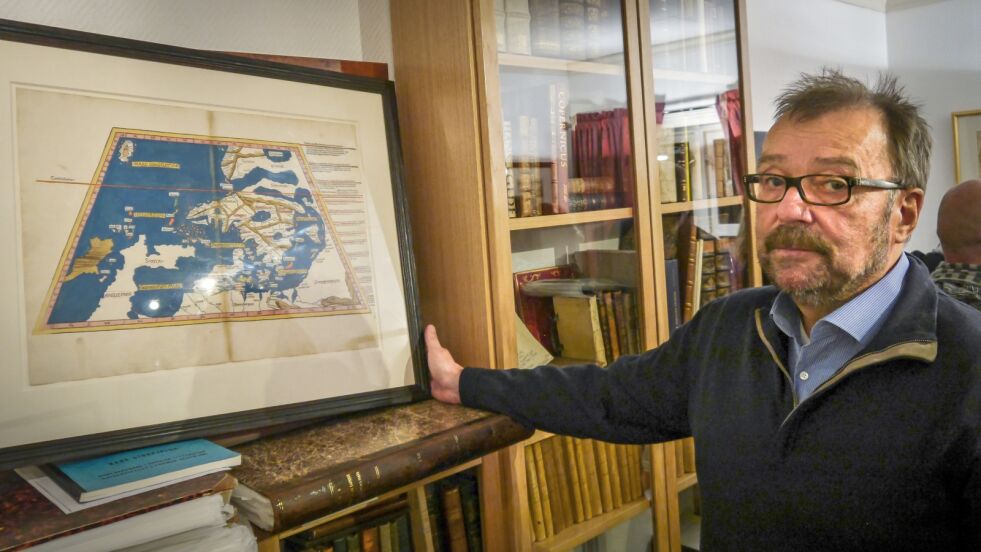 Erling A. Walsøe viser her frem det eldste originale kartet han har i samlingen sin. Det har benevnelsen Donis Ulm-kartet fra 1482. Det er mye vi i dag ikke kjenner igjen fra denne kartbeskrivelsen, men kartet viser Skandinavia med fjell, elver og mange små øyer, en klart markert Polarsirkel, samt navn på steder langs kysten.
 Foto: Geir Johansen