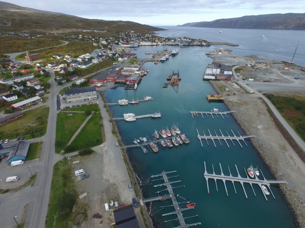 Med en prislapp på cirka 100 milli0ner kroner har Båtsfjord nå fått en bedre og tryggere havn.
 Foto: Kystverket