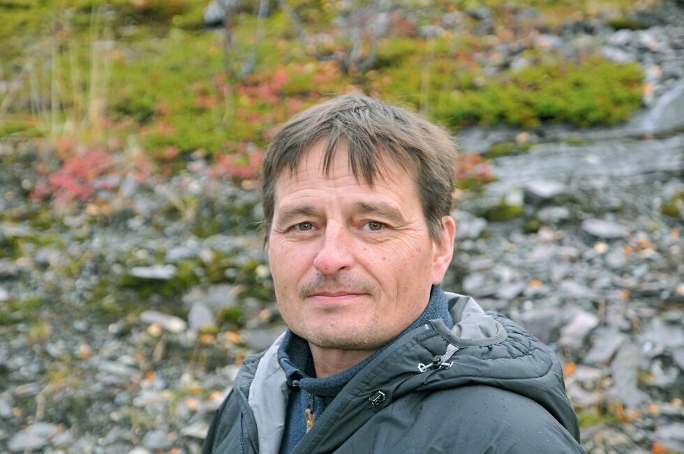 Rune Somby ved Statens naturoppsyn (SNO) oversendte fly-dispensasjonen, gitt fra utmarksnemnda til Kautokeino villmarkssenter AS, inn til fylkesmannen for vurdering, da naturoppsynet lurte på om tillatelsen var lovlig.
 Foto: Rita Heitmann