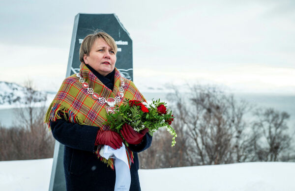 Aina med tårer i øynene
